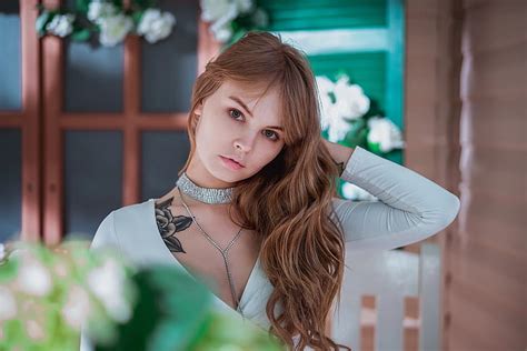 모델 아나스타샤 Scheglova 소녀 긴 머리 모델 목걸이 빨간 머리 러시아어 문신 여자 Hd 배경 화면
