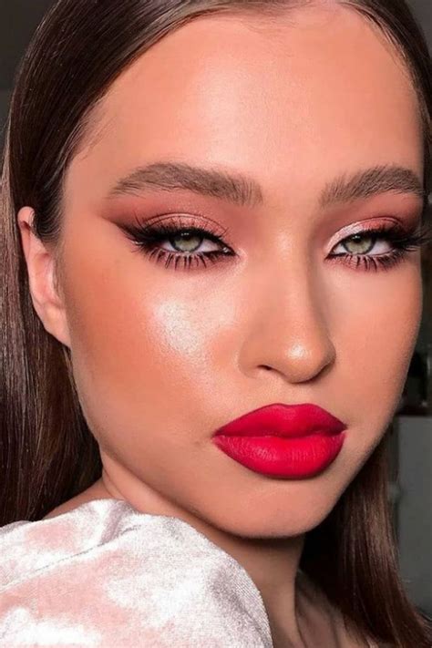 35 Stunning Evening Makeup Looks And Ideas In 2021 Red Lips Makeup Look