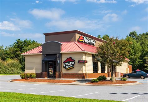 hundreds  dine  pizza hut restaurants  close  chain puts greater focus  carryout