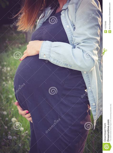 Mujer Embarazada Que Toca Su Vientre Con Cuidado Concepto