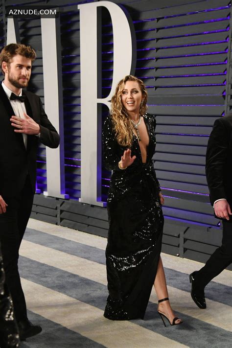 Miley Cyrus Shows Her Cleavage At The 2019 Vanity Fair Oscar Party In