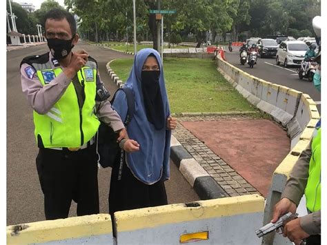 Polisi Wanita Bercadar Di Istana Negara Sempat Todongkan Pistol Ke