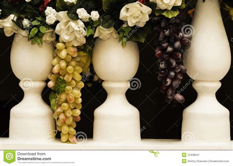 de wijnstok hangt neer van een leuning stock afbeelding image  romantisch binnenlands