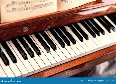klaviertastatur mit noten und mit selektivem fokus und unscharfem