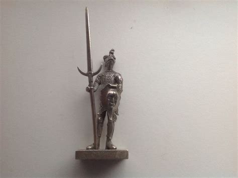 zilveren miniatuur ridder met zwaard en schild met gezicht catawiki
