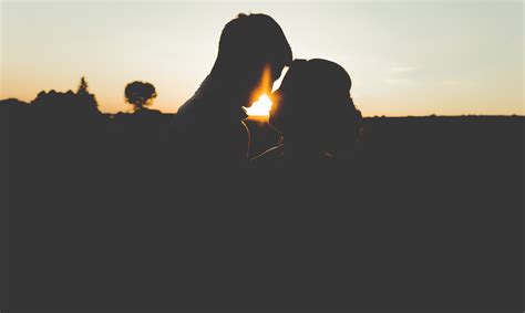 6016x4000 Romantic Kiss 5k Couple 4k Silhouette Sunset