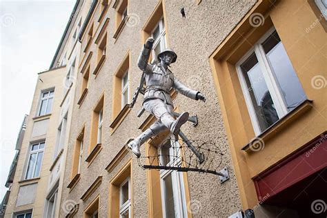 mauerspringer statue berlijn duitsland redactionele fotografie image  openlucht huis