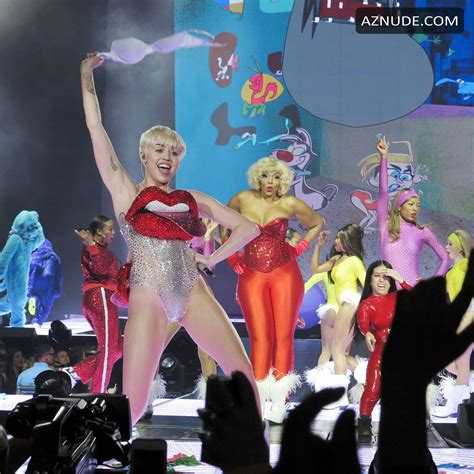 miley cyrus showed her sexy ass on stage during performance at the o2