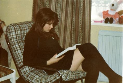 Before Internet 20 Cool Snaps Show What Girls Often Did At Home In The