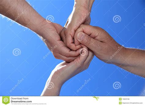 vier personen die handen houden stock foto image  blauw gemeenschap