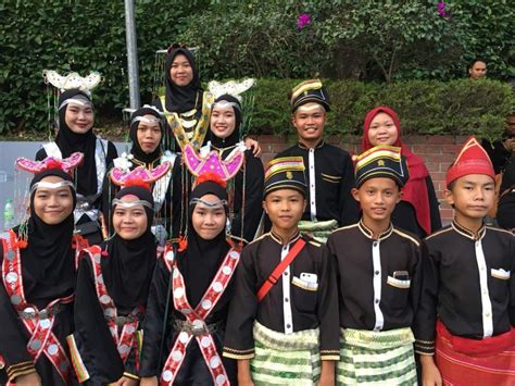 pakaian etnik sabah dan sarawak serikan hari malaysia