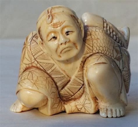 forse antieke ivoren netsuke man met grote maiskolven japan  eeuw netsuke japan antiek