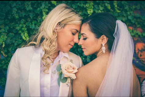 Épinglé Sur Lesbians Wedding