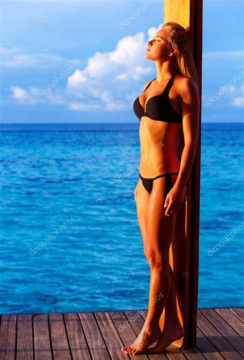 Mujer Sexy Bronceándose En La Playa Fotografía De Stock © Anna Om