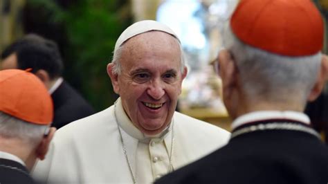 paus onderscheiden met prestigieuze karelsprijs