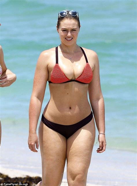 iskra lawrence shows off her incredible hourglass figure