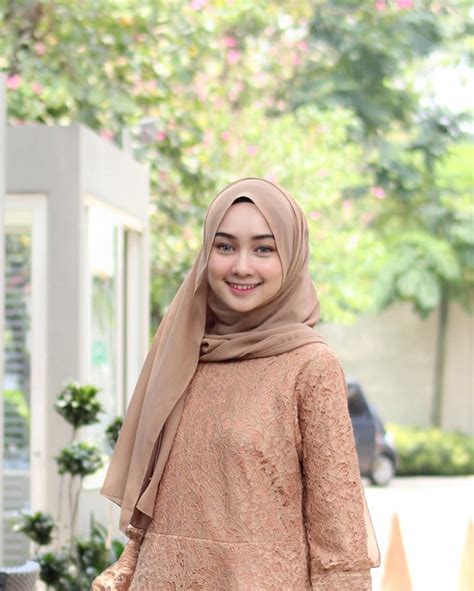 tips mengenakan hijab pashmina  wajah bulat  terlihat tirus