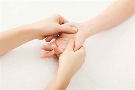 Pijat Refleksi Tangan Beserta Manfaatnya Bagi Kesehatan Alodokter