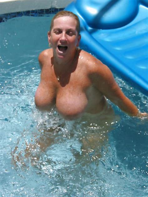 mature lady at the swimming pool 16 imgs