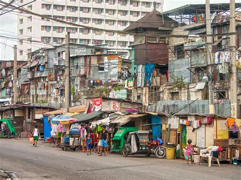 economic boom lifts  people   poverty  philippines