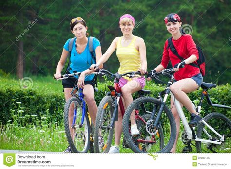 drie jonge meisjes op fiets royalty vrije stock foto
