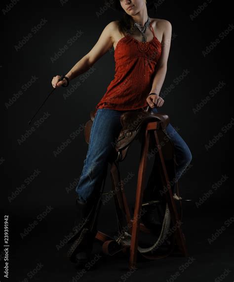 Cowgirl Reitet Und Sitzt Auf Sattel Stock Foto Adobe Stock