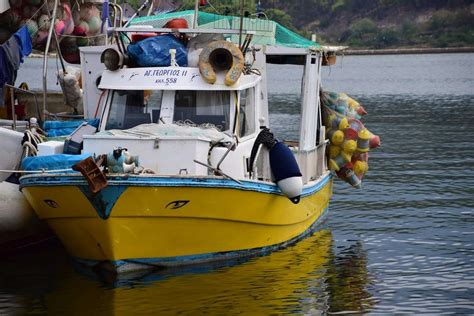 gele en blauwe boot op het water overdag puzzle factory