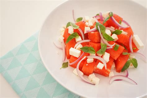 watermeloen salade met feta en basilicum recept de kokende zussen
