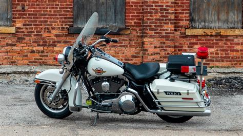 sale  harley davidson road king police edition   buy  avoid   costs