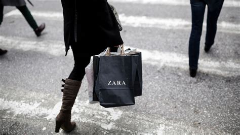 zara releases stylish reusable tote bag you ll want asap teen vogue