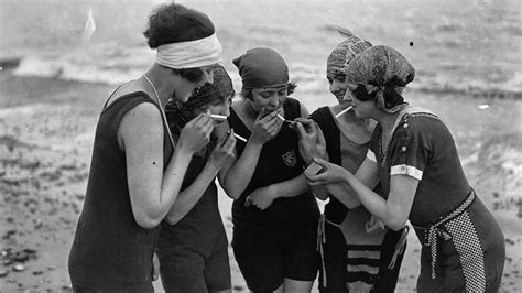 50 interesting vintage photos of daily life on the beach