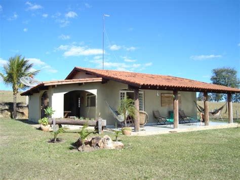 Exterior De Casa Na Fazenda Terreno E Plantação