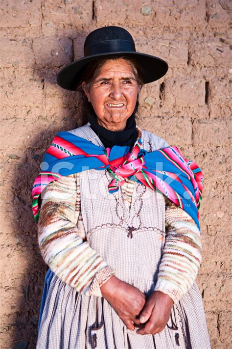 Foto De Stock Mujer Boliviana En Ropa Nacional Cerca De Oruro Bolivia