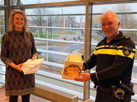 burgemeester melissant geeft alle gorcumse politiemensen een appeltaart cadeau foto adnl