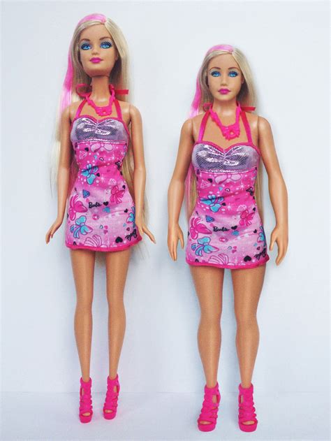 barbie in dick aktivistinnen stellen dreifachkinn puppe vor der spiegel