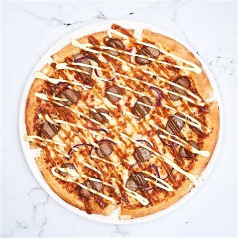 dominos zet bijzondere pizza op de kaart namelijk een pizza frikandel speciaal