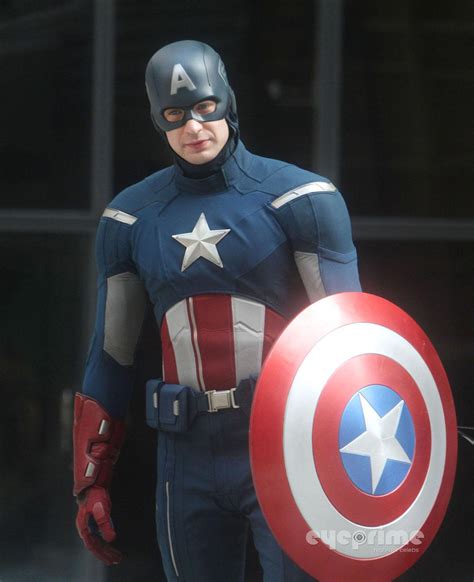 new images from ‘the avengers set featuring captain