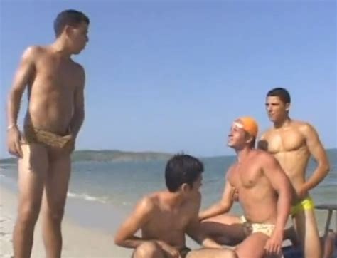 orgia gay com quatro brasileiros quentes na praia kinguys