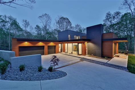 modern hillside home bold construction  renovation