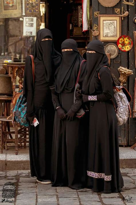 three beautiful muslimahs dengan gambar pakaian wanita