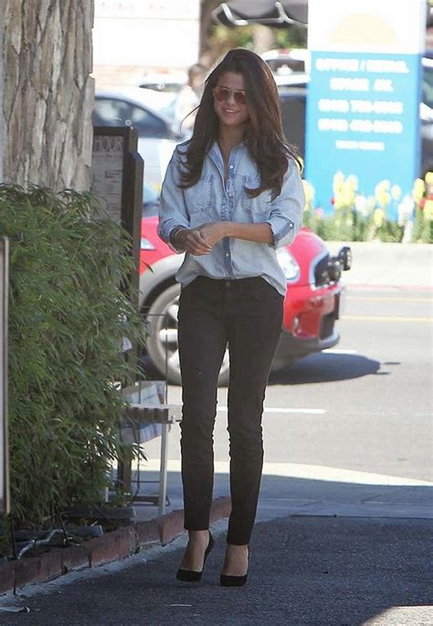 Selena Gomez Braless Boobs Flashing In Los Angeles Thblog 34371 Hot