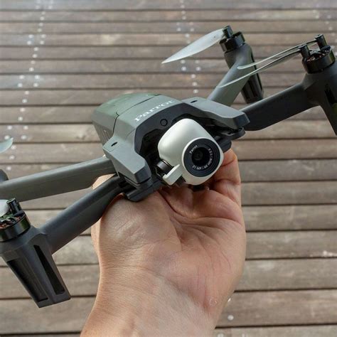 avec le drone parrot anafi fpv pilotez  filmez avec les yeux dans la camera pour en savoir