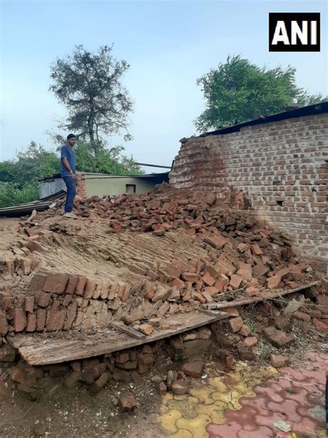 nodhana bharuch gujarat girls died wall neighbour house collapsed
