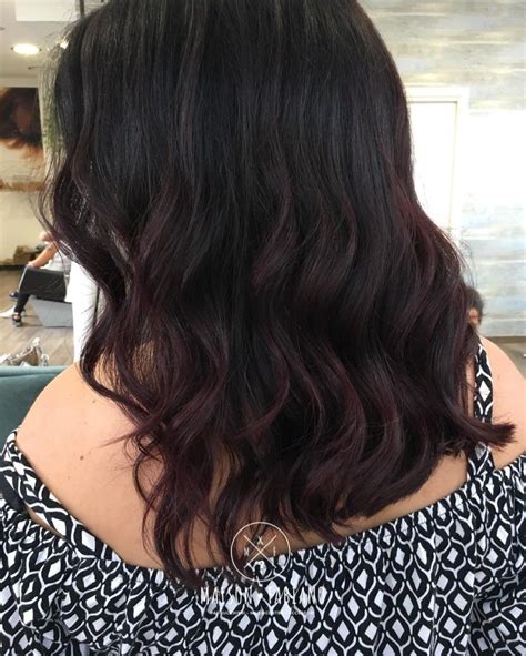 Se avete i capelli neri non dovete rinunciare ai riflessi per ravvivare il colore, tutto sta nel scegliere la tonalità giusta. Il castano scuro si fonde al nero in questa tinta che ricopre di