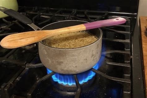 I Tried The Wooden Spoon Trick For Boiling Pasta Water Tiktok The