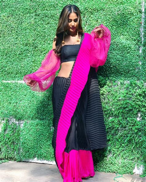 hina khan sexy photo komolika poses in a hot pink saree newsx
