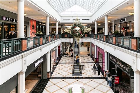 biggest  mall owner simon property group  doubling   retail