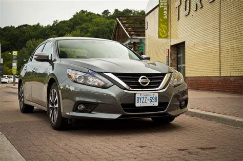 nissan altima  car guide driving
