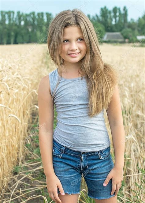 Sexy Mädchen Mit Langen Haaren Posiert In Weizenfeld An