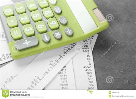 groene calculator en ontvangstbewijzen stock foto afbeelding bestaande uit boekhouding close